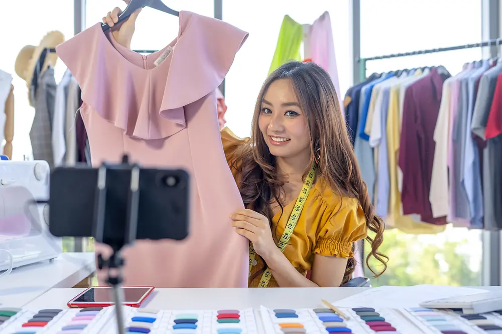 Shopstreaming ermöglicht es Konsumenten, digital in einem Geschäft herumzulaufen und den Inhabern beim Präsentieren der Produkte zuzuschauen
