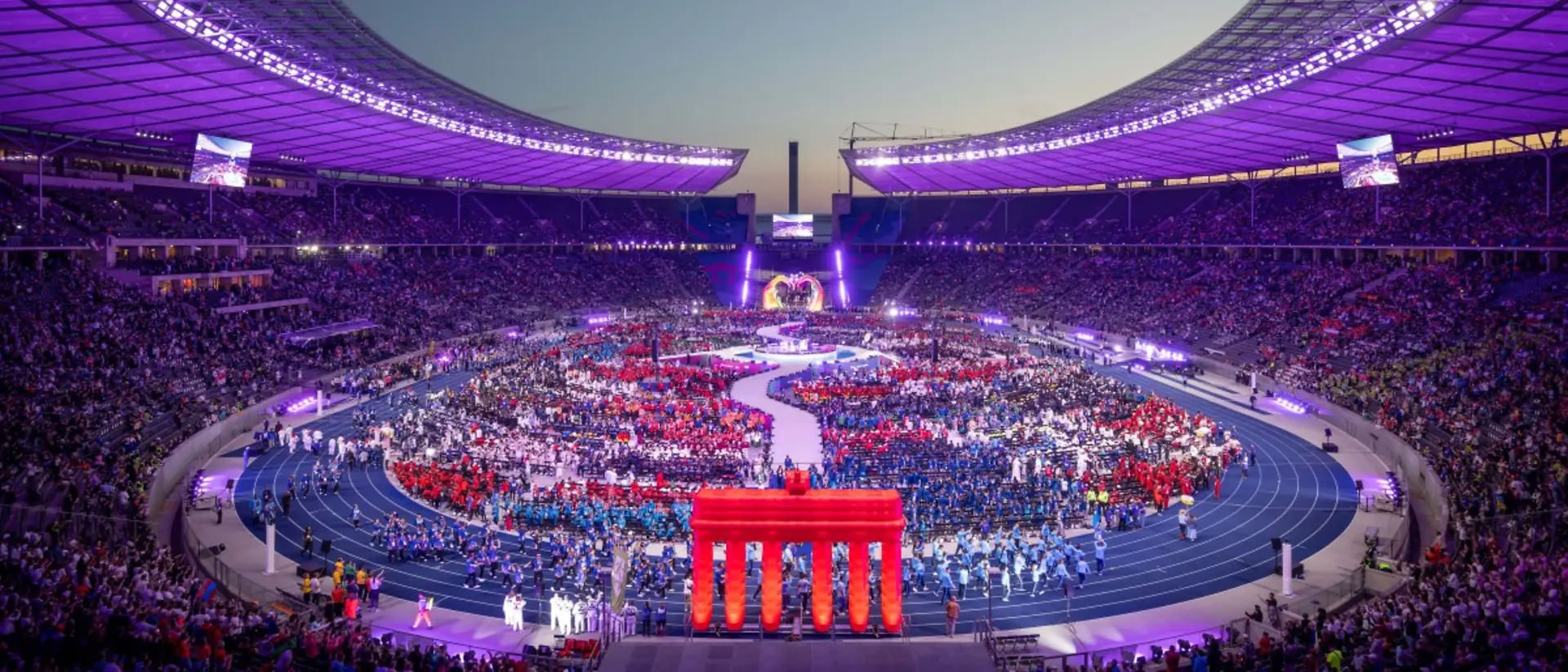 Das große Stadion in Berlin, in dem die Special Olympics 2023 stattfanden, ist voller Menschen und bunt beleuchtet.