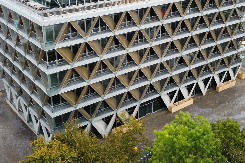 
The Cradle ist Düsseldorfs erstes gewerbliches Immobilienprojekt, das auf der nachhaltigen Holzhybridbauweise basiert. (Copyright: Interboden; Fotograf: Ralph Richter)