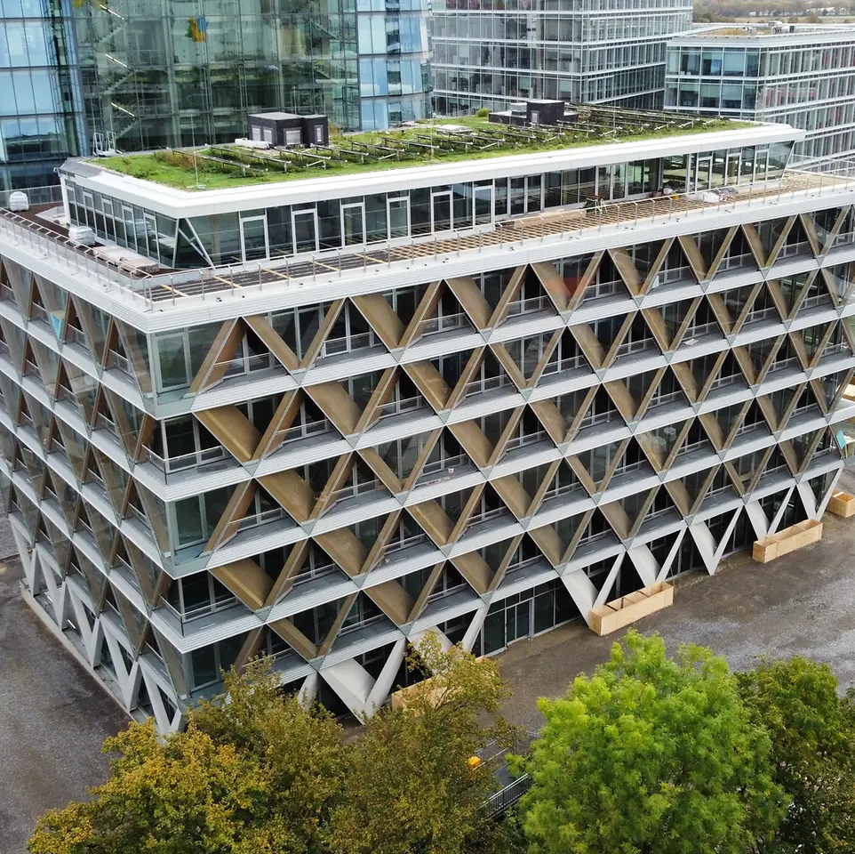 
The Cradle ist Düsseldorfs erstes gewerbliches Immobilienprojekt, das auf der nachhaltigen Holzhybridbauweise basiert. (Copyright: Interboden; Fotograf: Ralph Richter)