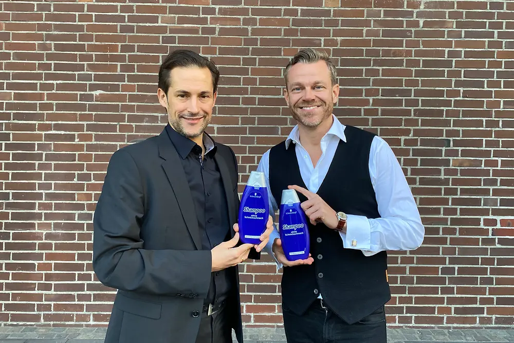 Nils Daecke und Rik Strubel mit dem „Shampoo ohne Schnickschnack“