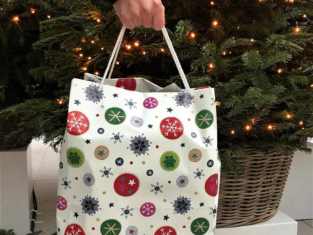 Bei der Weihnachtstüten-Spendenaktion der Fritz Henkel Stiftung wurden rund 40.000 Euro an soziale Projekte gespendet.