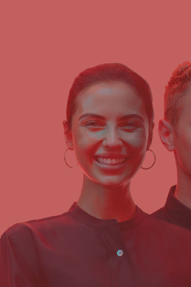 3 nebeneinander stehende Henkel-Praktikanten welche in die Kamera lächeln