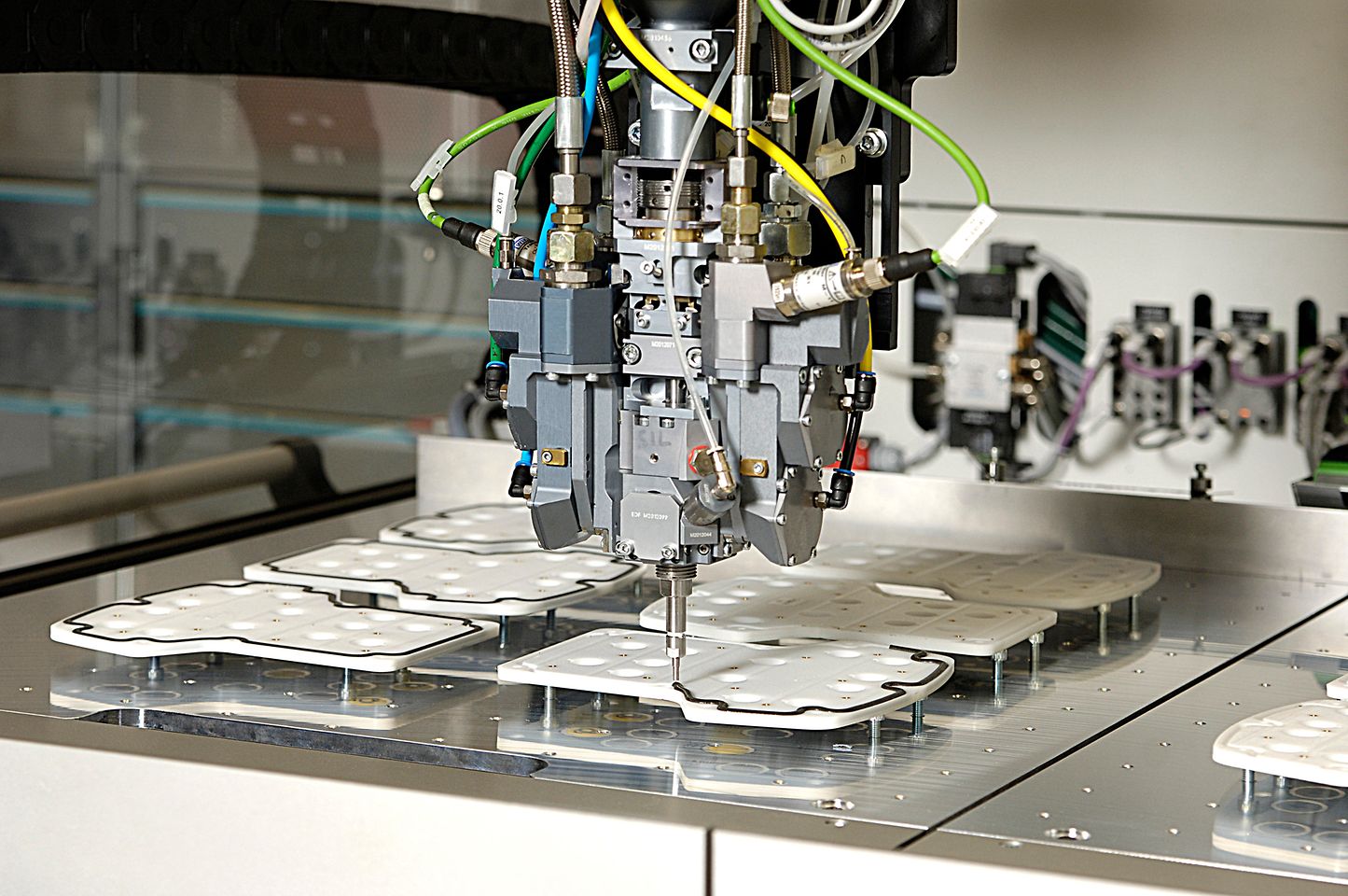 Die Anwender erhalten von Henkel Material, Maschine und den Prozess aus einer Hand.