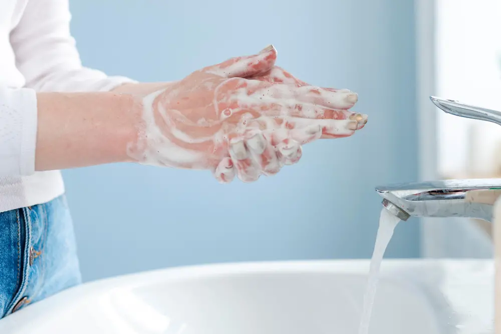 Für die Mitarbeiter an den Standorten hat Henkel zusätzliche Maßnahmen ergriffen, um die Infektionsrisiken zu reduzieren – dazu gehören erhöhte Hygienemaßnahmen.