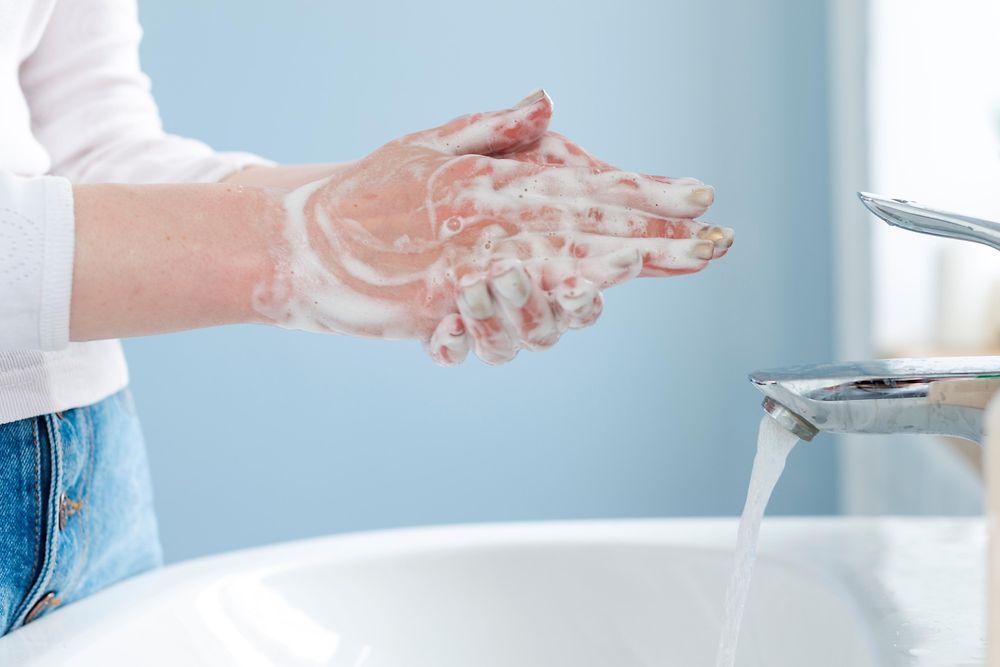 Für die Mitarbeiter an den Standorten hat Henkel zusätzliche Maßnahmen ergriffen, um die Infektionsrisiken zu reduzieren – dazu gehören erhöhte Hygienemaßnahmen.