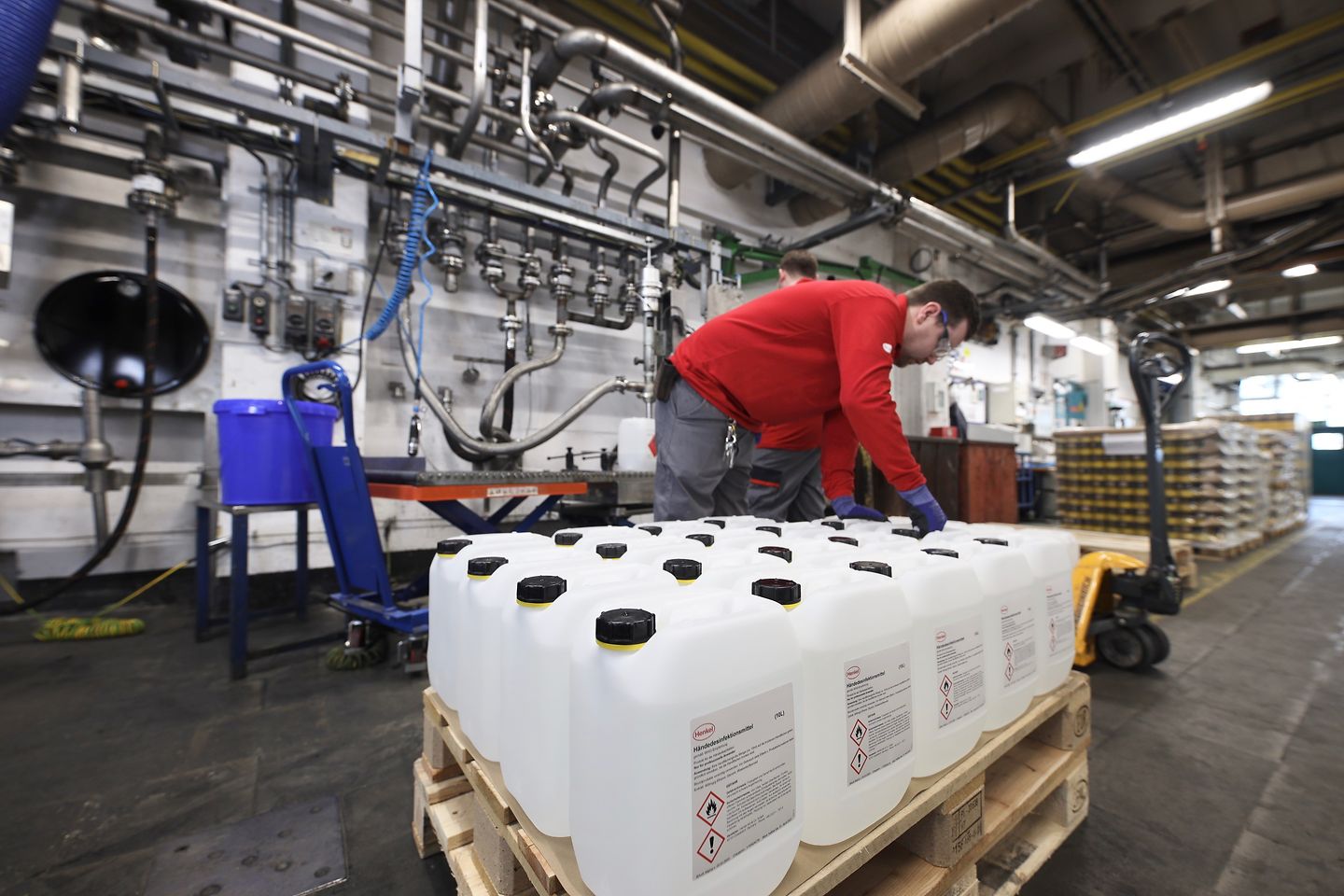 Henkel donates around 50,000 liters of disinfectant.