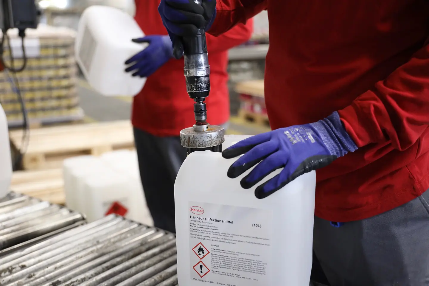 Henkel spendet rund 50.000 Liter Desinfektionsmittel