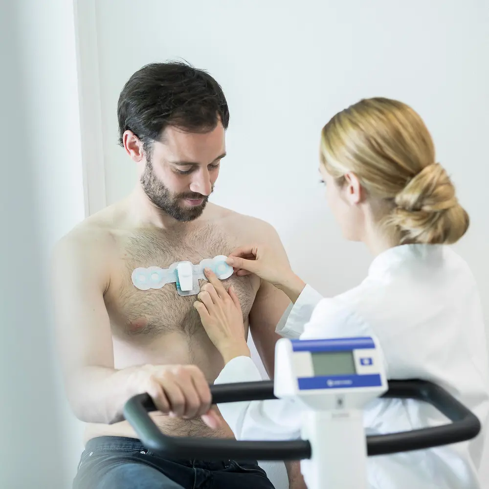 Gedruckte Elektronik wird in intelligenten Gesundheitspflastern verwendet, die beispielsweise zur Überwachung von Herzfrequenz, Gehirn- oder Muskelaktivität eingesetzt werden können.