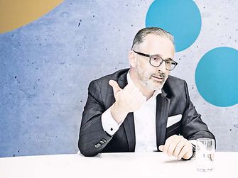 Im Gespräch mit dem Handelsblatt erklärt Carsten Knobel, wie das Unternehmen Henkel die Corona-Krise bewältigt
