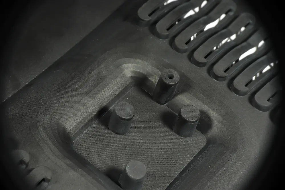 Detailansicht des 3D-gedruckten Gehäuses mit Lüftungsschlitzen und Öffnungen für Kabel und Elektronik