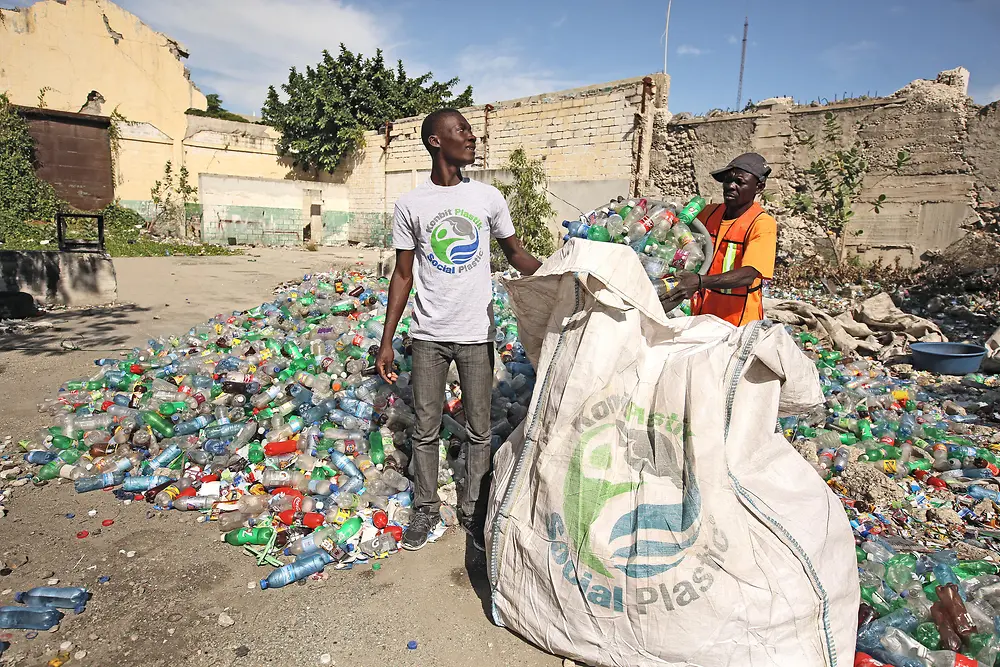 Die Erlöse der Anleihe werden in Projekte und Aktivitäten zur Reduzierung von Plastikabfall investiert – ein Beispiel ist die Partnerschaft von Henkel mit Plastic Bank.