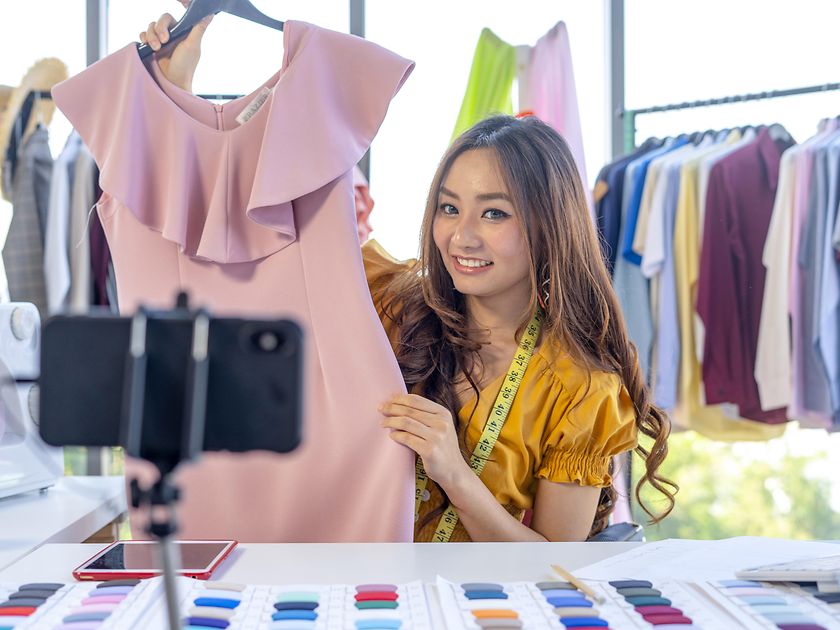 Shopstreaming ermöglicht es Konsumenten, digital in einem Geschäft herumzulaufen und den Inhabern beim Präsentieren der Produkte zuzuschauen
