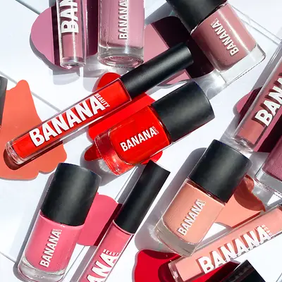 Banana Beauty bietet dekorative Kosmetik wie Lippenstifte und Eyeliner an.