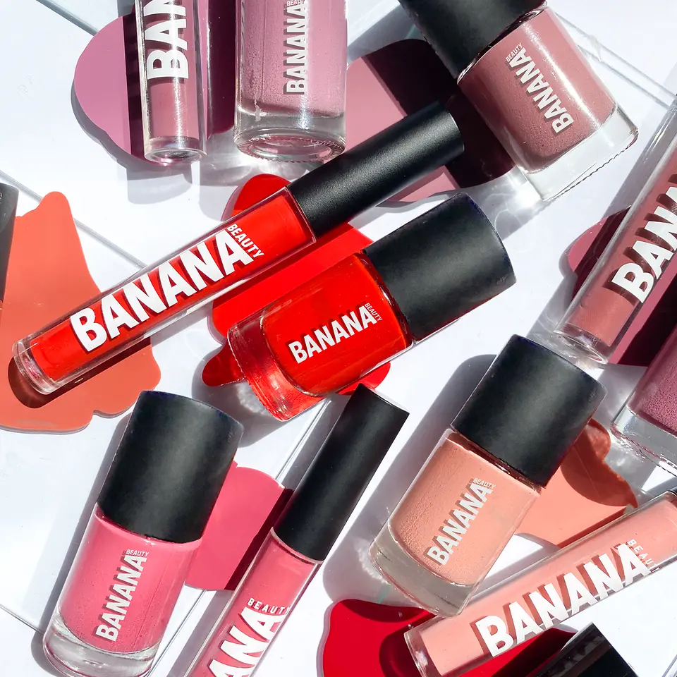 Banana Beauty bietet dekorative Kosmetik wie Lippenstifte und Eyeliner an.
