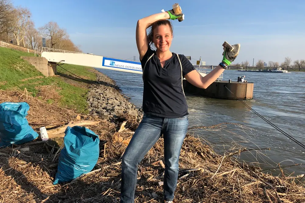 Victoria Blocksdorf beim Müllsammeln am Rhein in Düsseldorf.