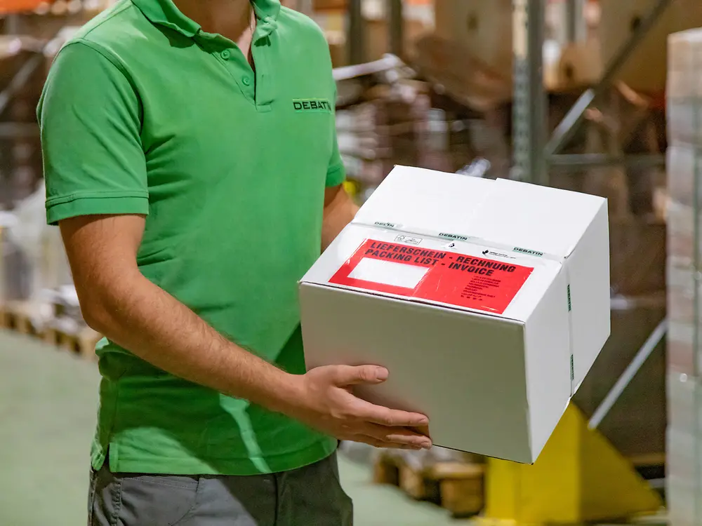 Henkel leistet einen Beitrag zur nachhaltigen Herstellung von selbstklebenden Dokumententaschen der Anton Debatin GmbH. 