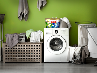 Eine Packung Persil Discs 4in1 auf einer Waschmaschine
