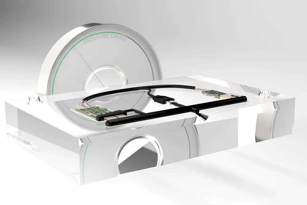 Niederdruckvergussvorgang: Offenliegende Elektronikteile werden in eine vorgefertigte Form eingesetzt. Mit TECHNOMELT® wird die Elektronik bei niedrigem Druck verkapselt. Nach der Verkapselung werden die Teile getestet und zur Endmontage transportiert. 