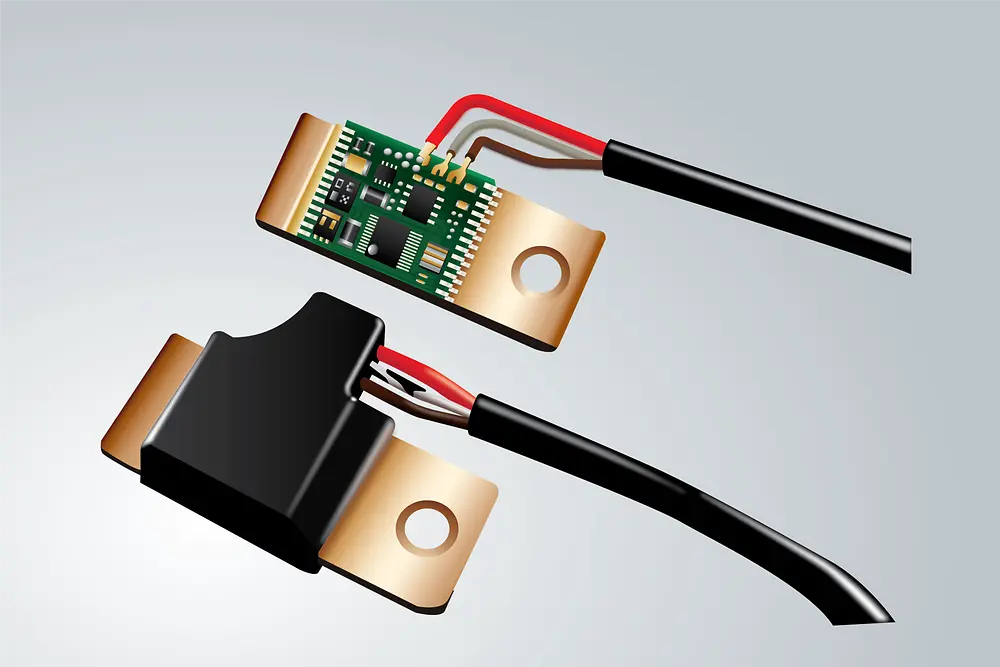 Platine für einen Batteriesensor vor und nach dem Niederdruckverguss. Elektronikbauteile werden gegen Feuchtigkeit, chemische Substanzen und hohe Temperaturen geschützt.