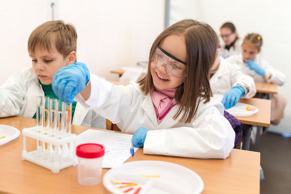 Ein Mädchen entdeckt wissenschaftliche Vorgänge in der Forscherwelt in Russland.