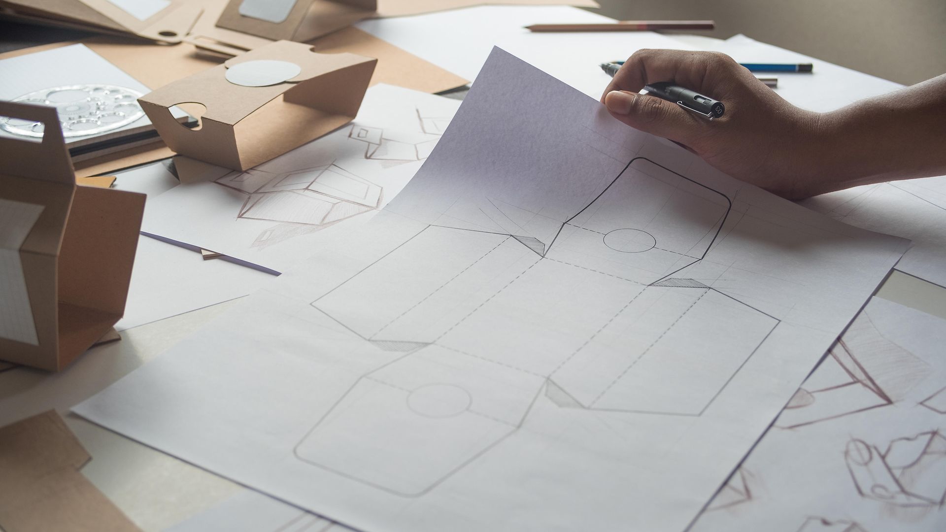 Designerin zeichnet eine Verpackungsvorlage.