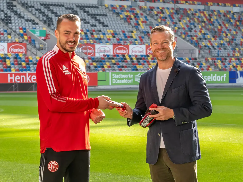 Florian Kastenmeier, Fortuna Düsseldorf Torwart und Rik Strubel, Chief Marketing Officer Henkel Beauty Care