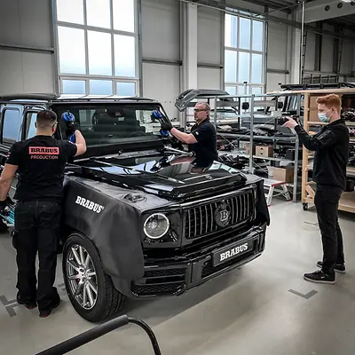 Einbau einer Windschutzscheibe in einer Kfz-Werkstatt
