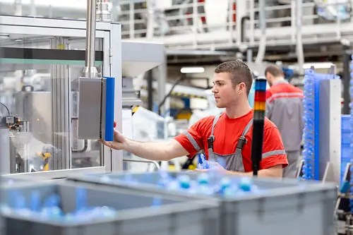 Ein Mitarbeiter bedient eine Produktionsmaschine im Henkel-Werk in Kruševac, Serbien