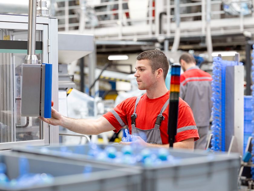 Ein Mitarbeiter bedient eine Produktionsmaschine im Henkel-Werk in Kruševac, Serbien