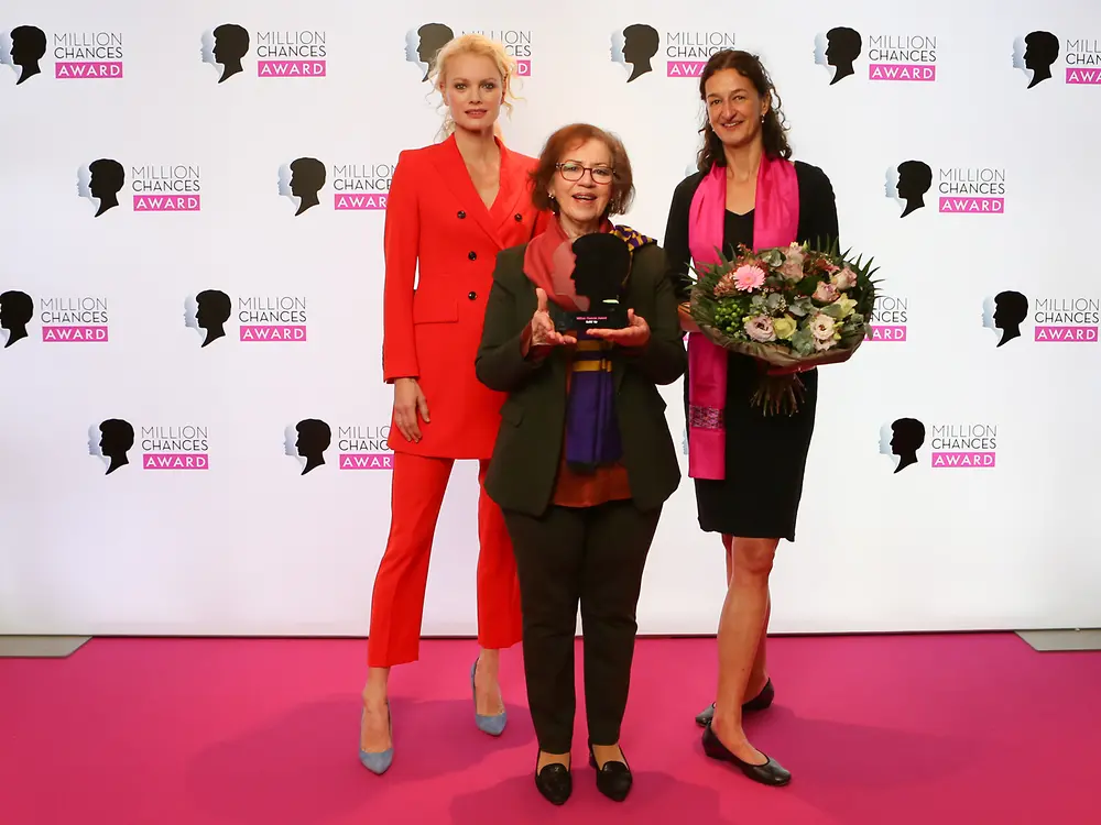 Franziska Knuppe mit Rona Mansury und Christina Ihle (Afghanischer Frauenverein e.V.)