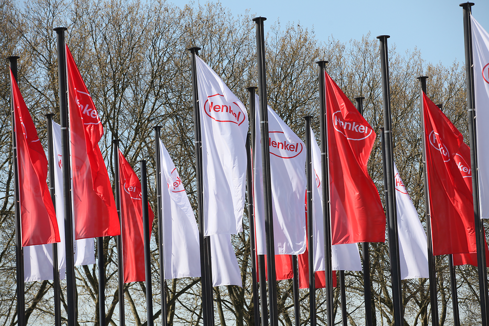 Henkel-red-white-flags-duesseldorf-en-COM