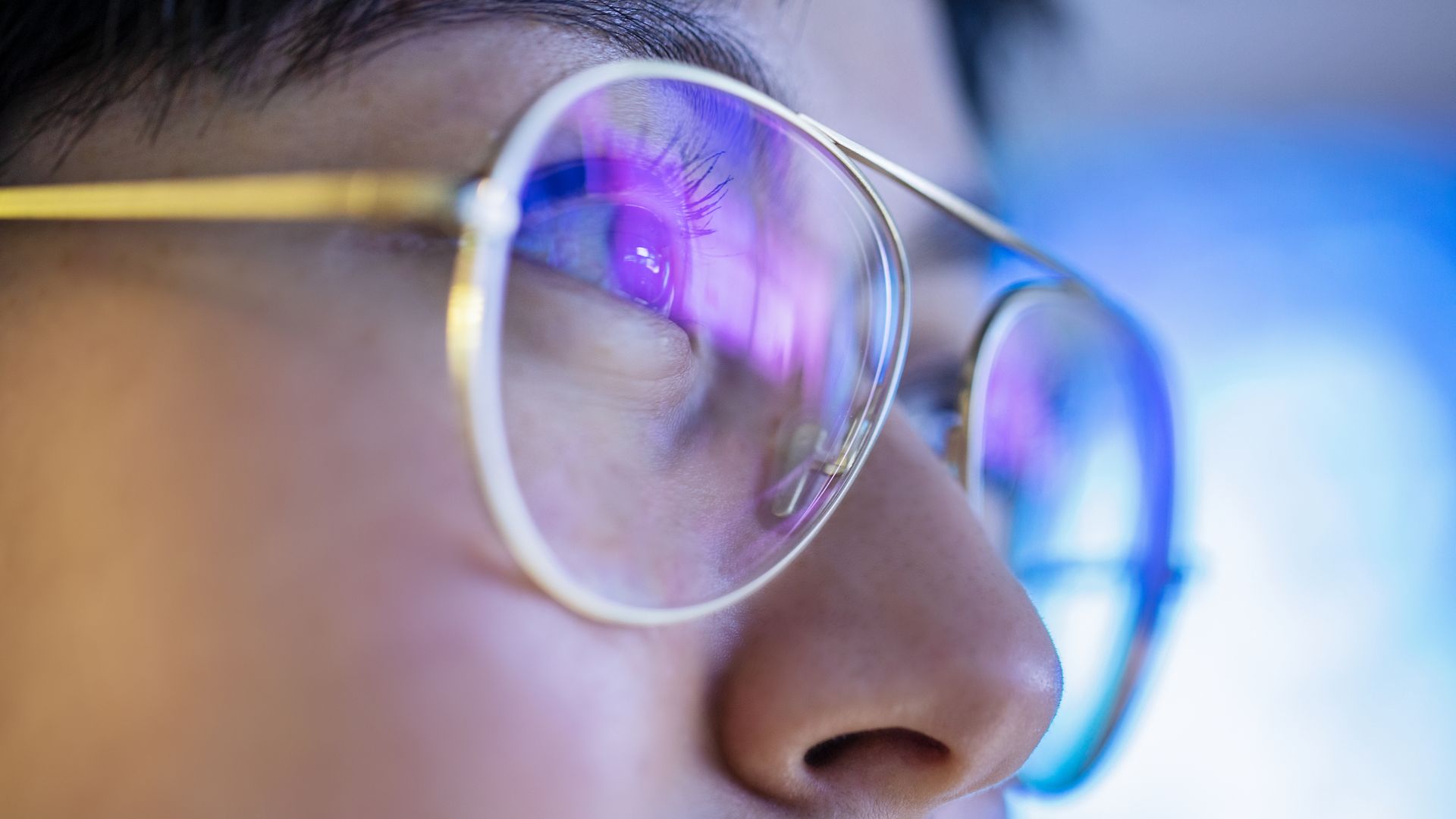 Nahaufnahme einer Frau mit Brille.