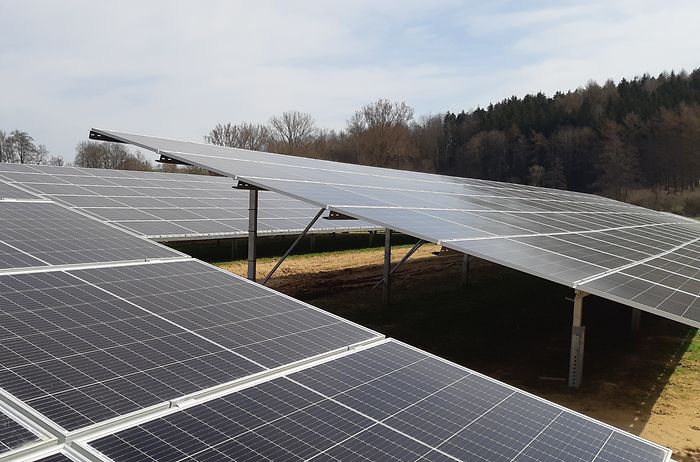 Eine Nahaufnahme der Photovoltaik-Anlage in Wassertrüdingen.