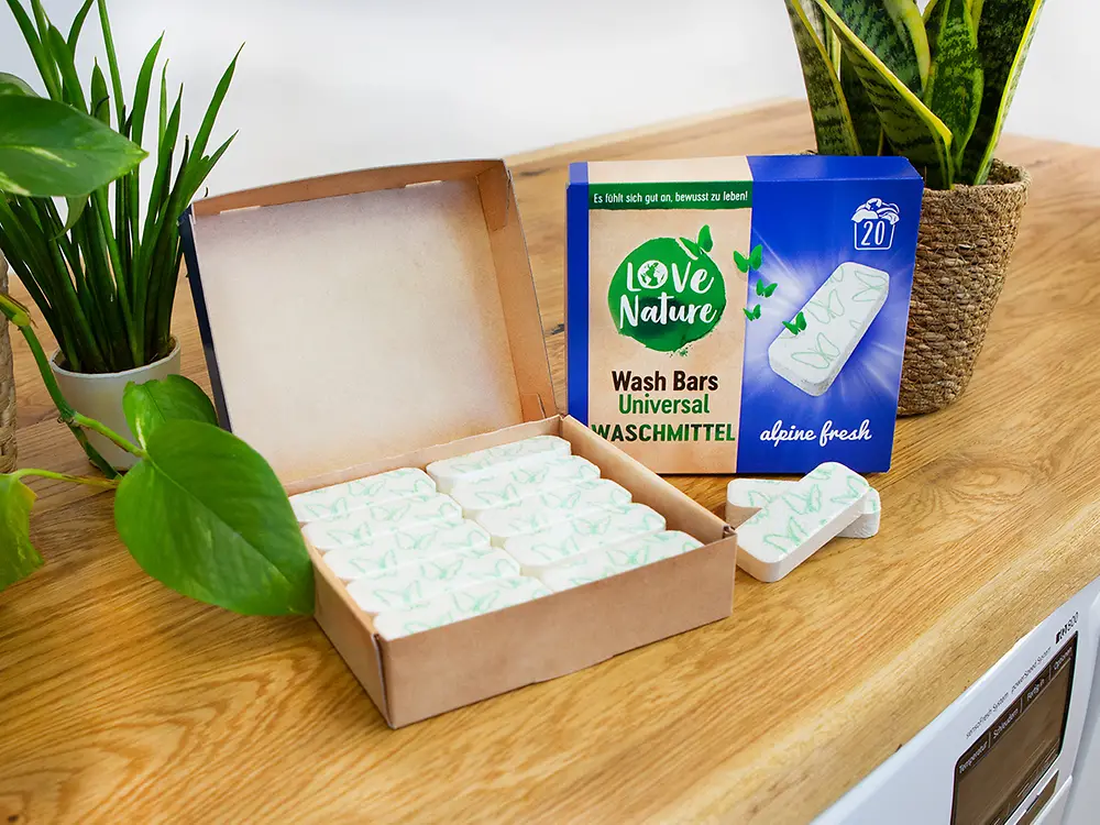Die neuen Love Nature Wash Bars sind ein festes, besonders kompaktes Universalwaschmittel in einer nahezu plastikfreien Verpackung.