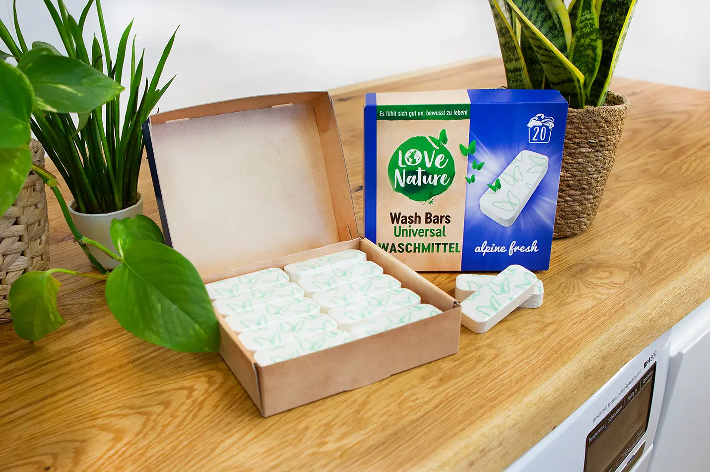 Die neuen Love Nature Wash Bars sind ein festes, besonders kompaktes Universalwaschmittel in einer nahezu plastikfreien Verpackung.