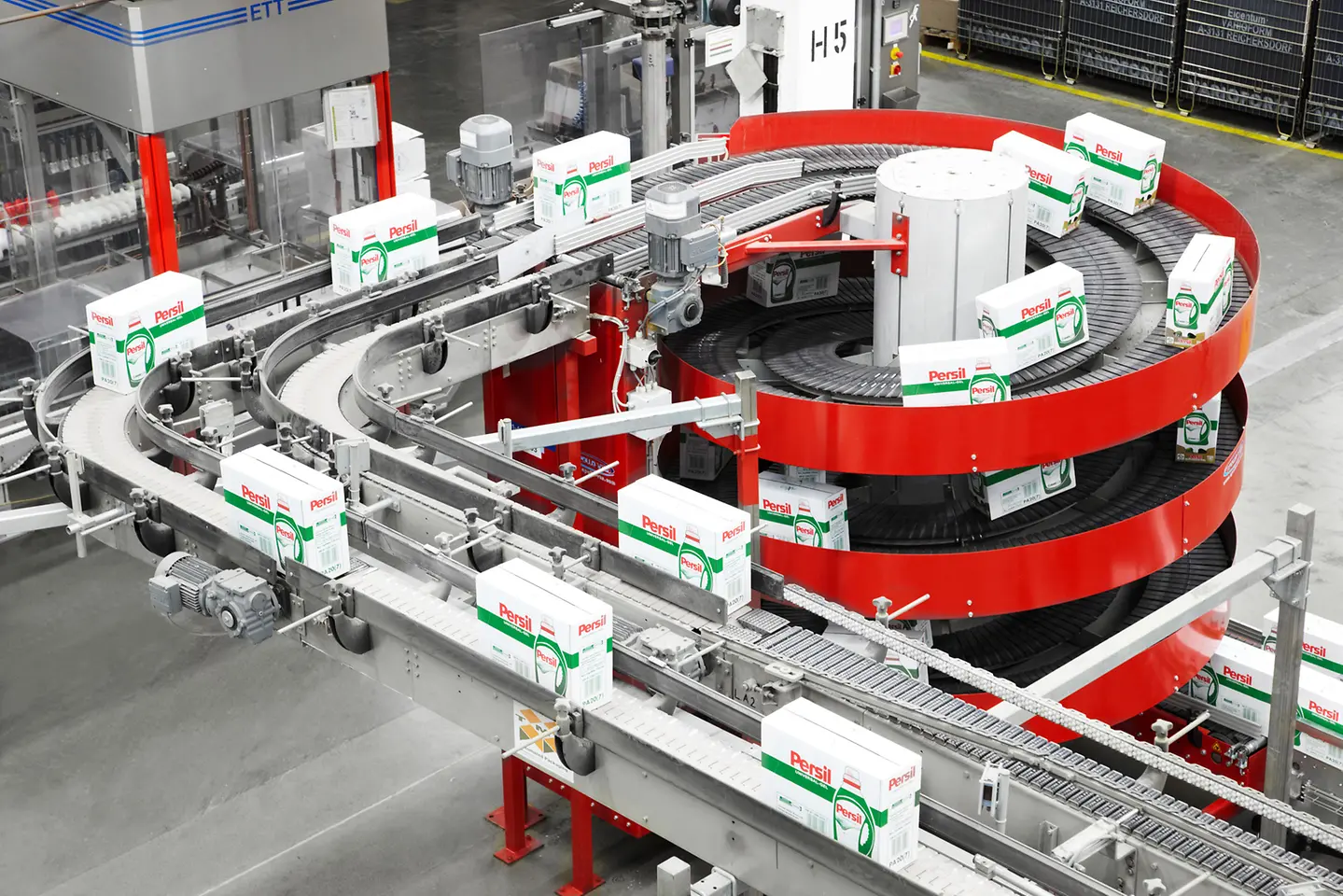 Ein Fließband in der Persil-Produktion aus der Vogelperspektive