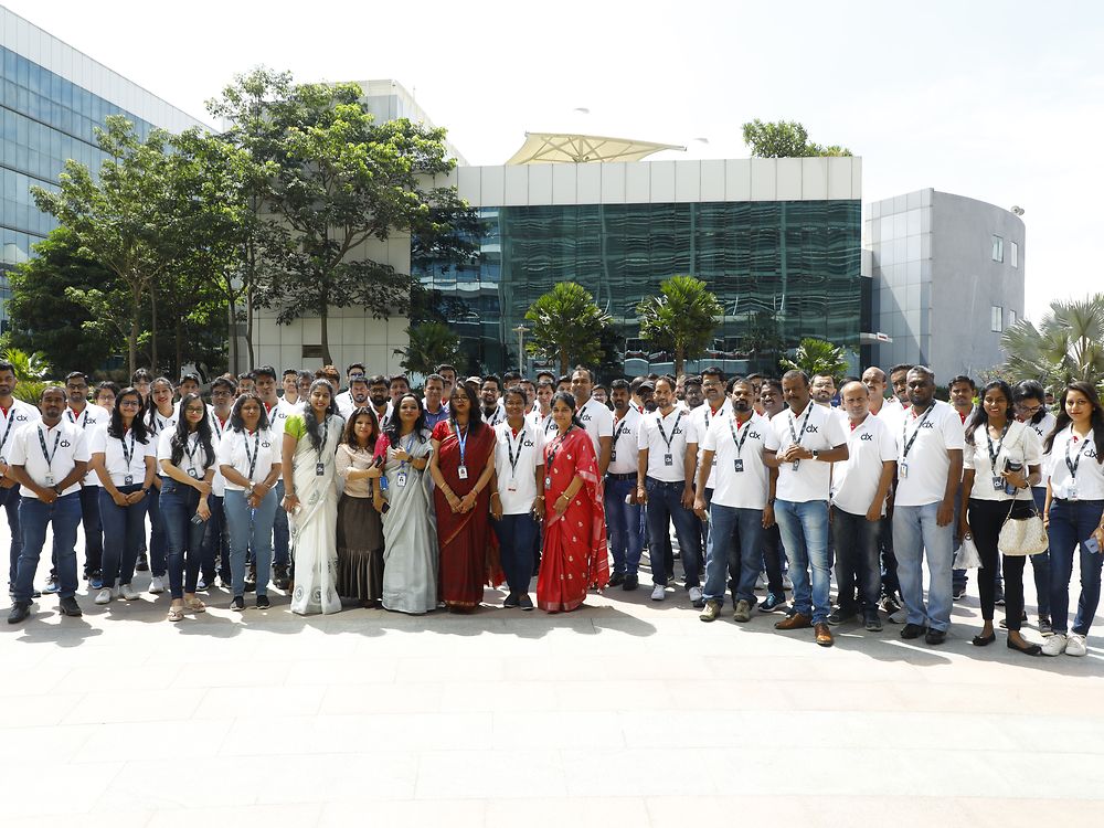Das GTC-Team steht vor dem Global Technology Center in Indien. 