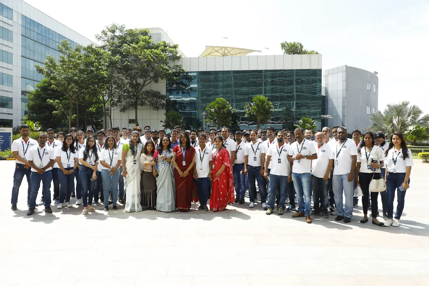 Das GTC-Team steht vor dem Global Technology Center in Indien. 