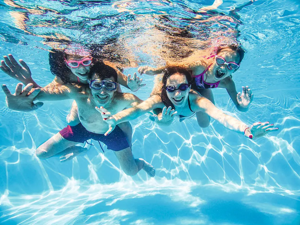 4 Personen tauchen und haben Spass unter Wasser
