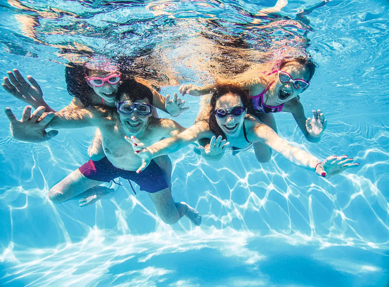 4 Personen tauchen und haben Spass unter Wasser