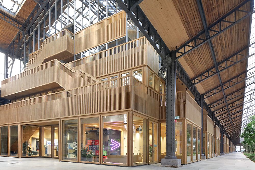 Innenansicht des Holz-Stahl-Gebäudes Gare Maritime in Brüssel