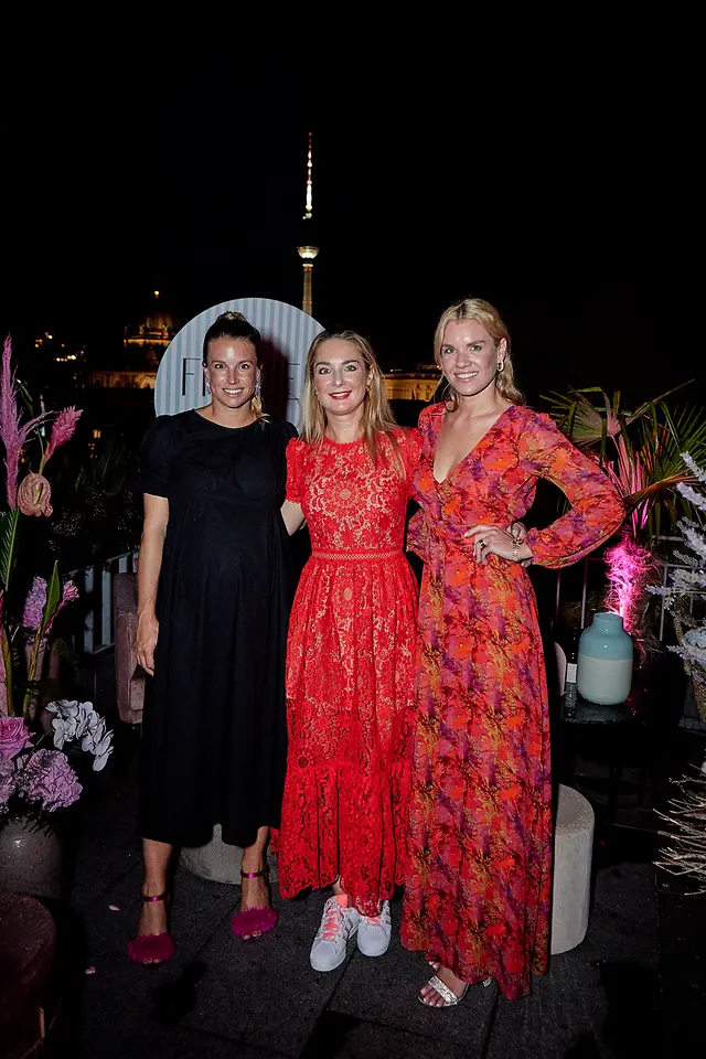 FRAUEN100 Gründerinnen Janina Hell und Felicitas Karrer mit Katharina Herzog in ihrer Mitte