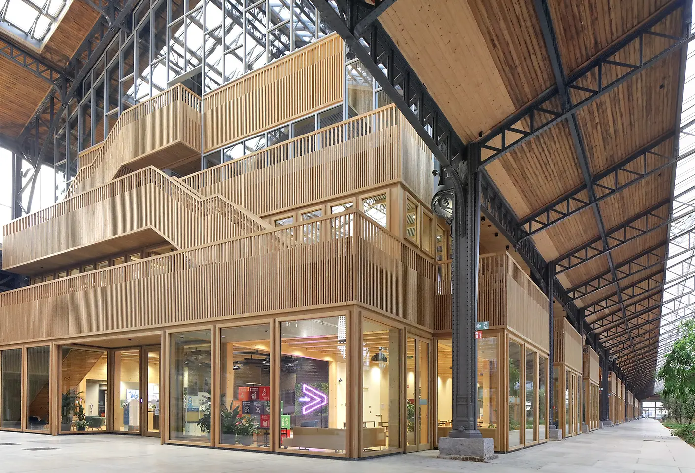 Um den Einkaufs-, Gastronomie- und Veranstaltungskomplex „Gare Maritim“ entstand ein Holz-Skelettbau, der aus 10.000 m3 Holz gefertigt ist. Beim Bau wurden so 3.858 Tonnen CO2-Emissionen eingespart.