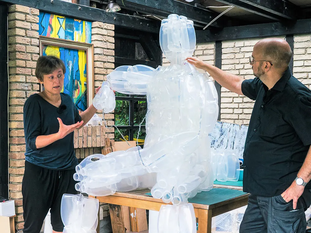 #ZeroWasteArt-Künstler Christine Kind und Thomas Hugo schaffen eine Skulptur aus Waschmittelflaschen 
