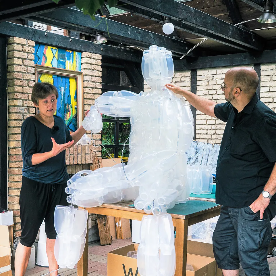 #ZeroWasteArt-Künstler Christine Kind und Thomas Hugo schaffen eine Skulptur aus Waschmittelflaschen 
