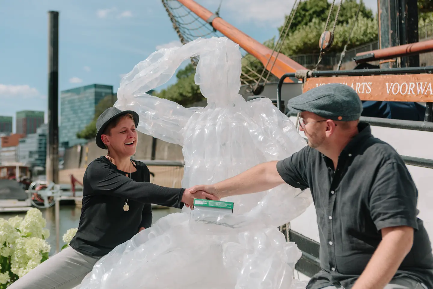#ZeroWasteArt-Künstler Christine Kind und Thomas Hugo mit der Skulptur aus Waschmittelflaschen 
