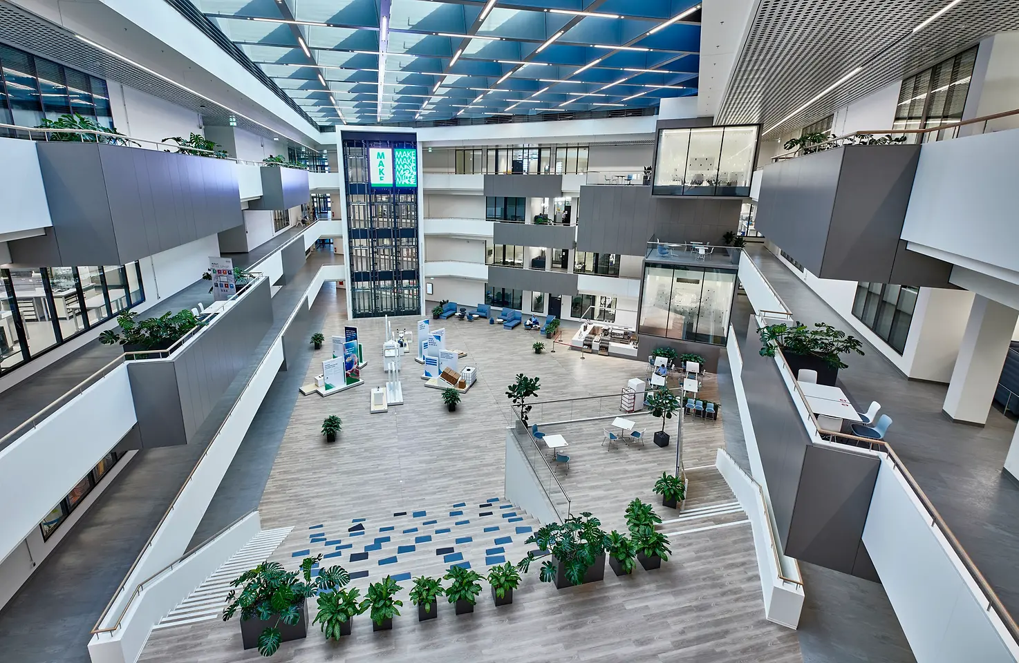 
Mit einem Investitionsvolumen von 130 Millionen Euro bietet das moderne Gebäude auf 47.000qm ein inspirierendes Arbeitsumfeld für mehr als 650 Henkel Expert:innen.