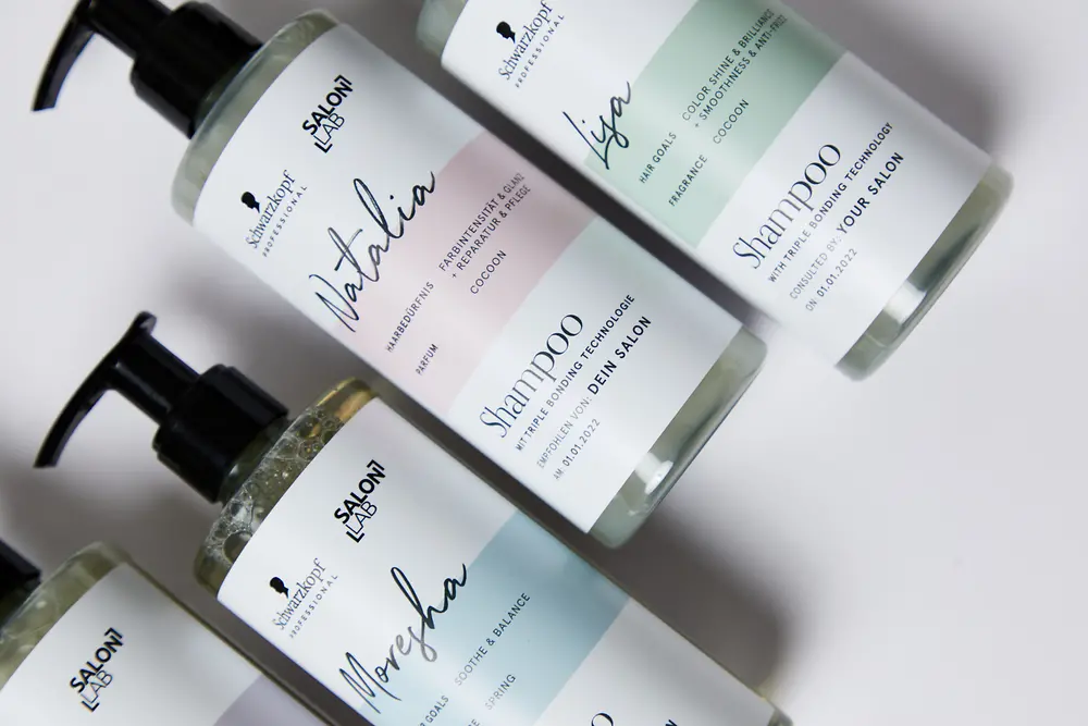 Vier SalonLab Shampoos mit individualisiertem Label.