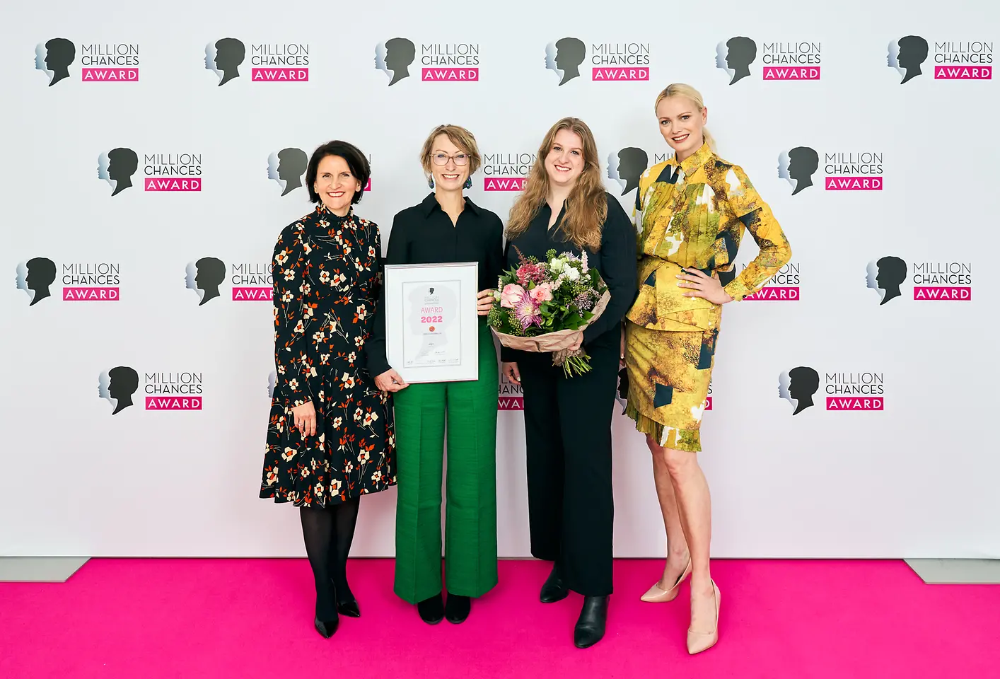 
Karol-Monique Westhoff mit Initiative Girls Gearing Up Courtney Adams & Sophie Lang und Franziska Knuppe